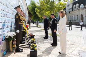 Mark Carney, Volodymyr Zelenskyy and Olena Zelenska honored the memory of fallen Ukrainian soldiers