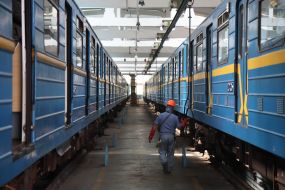 Поезда метро в депо КП "Киевский метрополитен" в Киеве