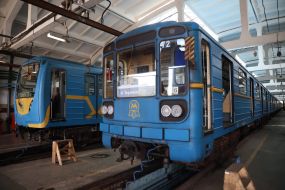 Поезда метро в депо КП "Киевский метрополитен" в Киеве