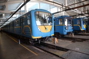 Поезда метро в депо КП "Киевский метрополитен" в Киеве