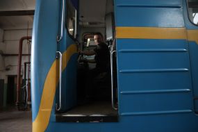 Машинист в кабине управления в поезде метро в депо КП "Киевский метрополитен" в Киеве