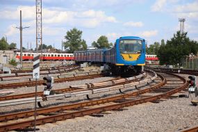 Поезд метро в депо КП "Киевский метрополитен" в Киеве