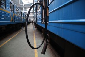 Поезда метро в депо КП "Киевский метрополитен" в Киеве