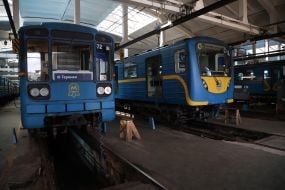 Поезда метро в депо КП "Киевский метрополитен" в Киеве
