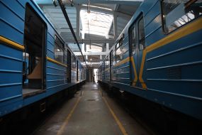 Поезда метро в депо КП "Киевский метрополитен" в Киеве