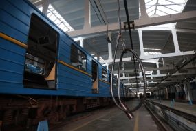 Поезд метро в депо КП "Киевский метрополитен" в Киеве
