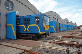Поезда метро в депо КП "Киевский метрополитен" в Киеве