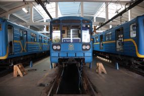 Поезда метро в депо КП "Киевский метрополитен" в Киеве