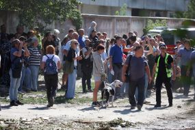 Представители прессы и жители возле разрушенного после ночного обстрела пятиэтажного жилого дома в Дарницком районе Киева