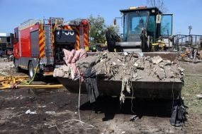 Работники коммунального хозяйства убирают мусор и завалы после ночных обстрелов в Дарницком районе Киева