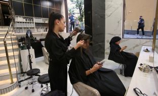 Hairdresser salon in Kyiv remains open despite windows broken after nighttime shelling