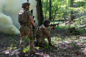 Тренировка по огневой подготовке пехотинцев батальона оперативного назначения 13-й бригады НГУ "Хартия" в Харьковской области