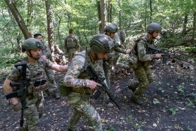 Тренировка по огневой подготовке пехотинцев батальона оперативного назначения 13-й бригады НГУ "Хартия" в Харьковской области