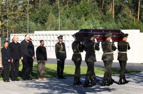 Военный церемониал захоронения неизвестных солдат на Национальном мемориальном военном кладбище