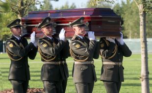 Военный церемониал захоронения неизвестных солдат на Национальном мемориальном военном кладбище