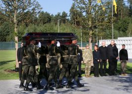 Военный церемониал захоронения неизвестных солдат на Национальном мемориальном военном кладбище