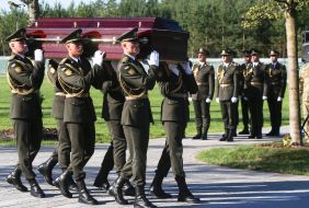 Военный церемониал захоронения неизвестных солдат на Национальном мемориальном военном кладбище