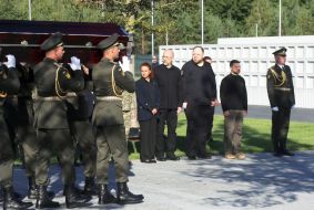 Военный церемониал захоронения неизвестных солдат на Национальном мемориальном военном кладбище