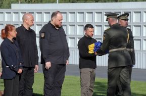 Владимир Зеленский во время военного церемониала захоронения неизвестных солдат