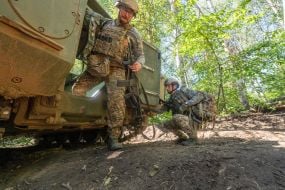 Тренировка пехотинцев батальона оперативного назначения 13-й бригады НГУ "Хартия" в Харьковской области