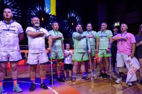 Награждение победителей соревнования по регби на креслах колесных