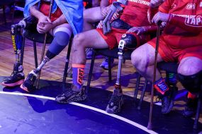 Участники соревнования по регби на креслах колесных