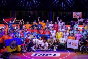 Участники соревнований по регби на креслах колесных