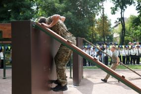 Кадети проходять смугу перешкод