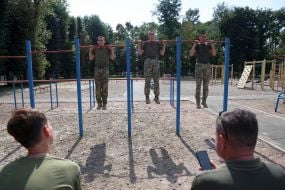 Кадети підтягуються на турніку