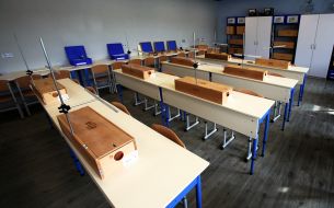 Учебные принадлежности в кабинете физики