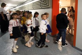 Діти заходять в шкільне укриття