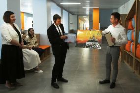 Василь Білогура вручає Феліксу Бауманну подяку та пам'ятний подарунок