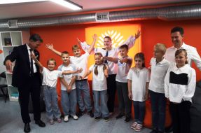 Фелікс Бауманн та Василь Білогура фотографуються з дітьми в шкільному укритті