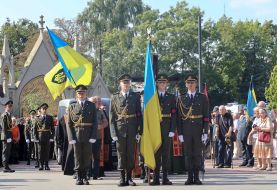 Soldiers of the honor guard company with the flag of Ukraine