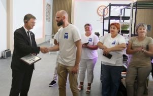 Maksim Podzhariy presents Felix Baumann with a "Gratitude" for the assistance provided