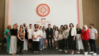 Felix Baumann poses for a photo with employees and visitors to the hub