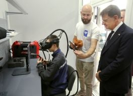 Maksim Podzhariy demonstrates a welding simulator to Felix Baumann