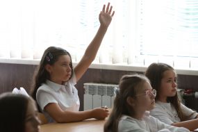 Школьники в классе