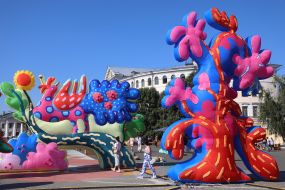 Інсталяції на честь Марії Примаченко на Контрактовій площі в Києві