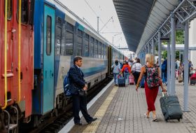 Пасажири  на залізничному вокзалі