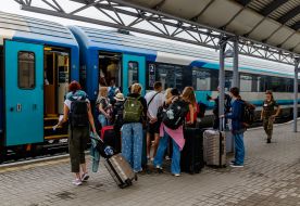 Пасажири  на залізничному вокзалі