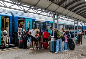 Пасажири  на залізничному вокзалі