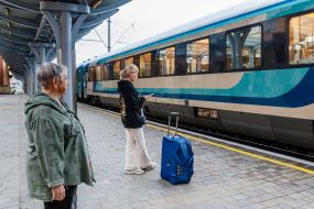 Пасажири  на залізничному вокзалі