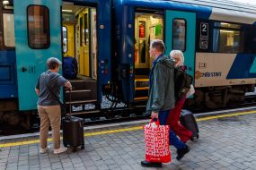 Пасажири  на залізничному вокзалі