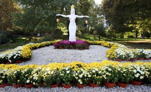Flower arrangement with the figure of the zodiac sign Libra