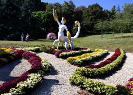 Flower arrangement with the figure of the zodiac sign Cancer