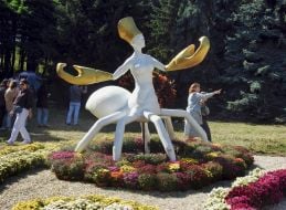 Flower arrangement with the figure of the zodiac sign Cancer