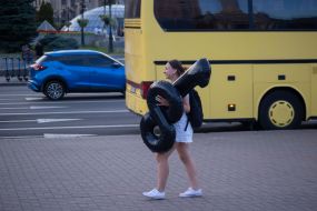 Девушка с шариками