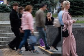 Літня жінка біля входу в підземний перехід в центрі Києва