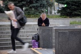 Літня жінка біля входу в підземний перехід в центрі Києва